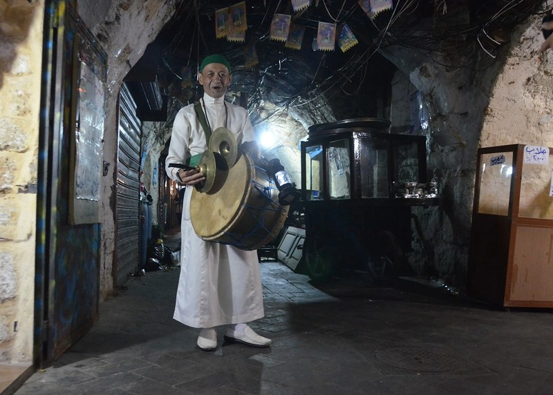 سير الطبالين ليلاً لسحور رمضان