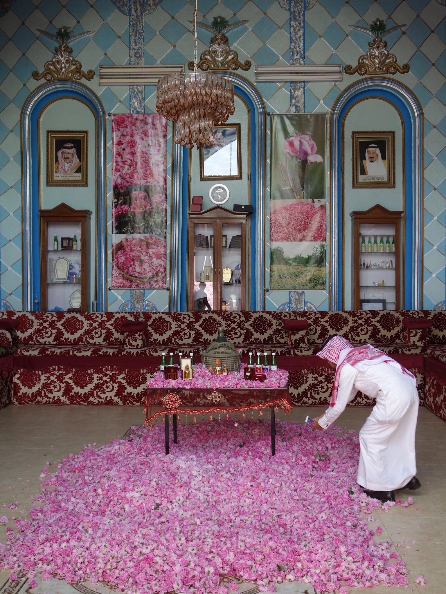 ماء الورد الطائف وزيوتها الجوهرة العطرية المحلية