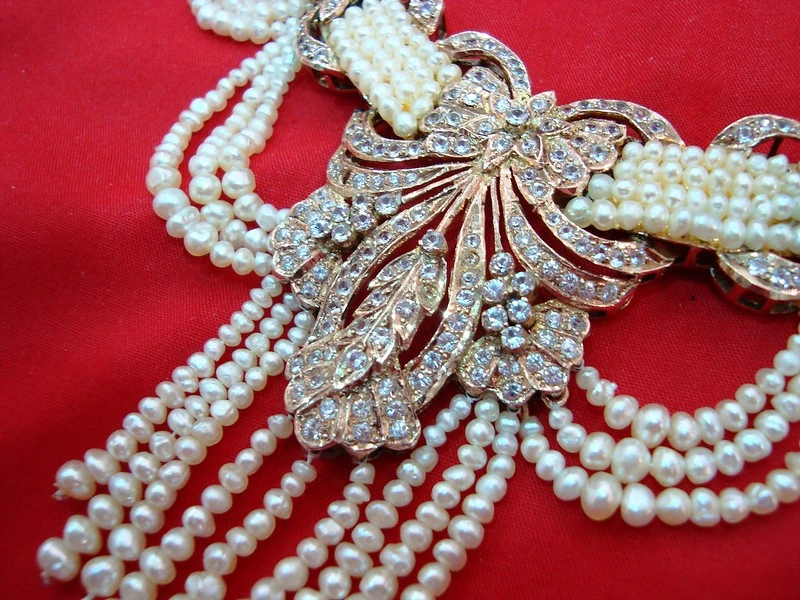 مشغولات اللؤلؤ البحريني