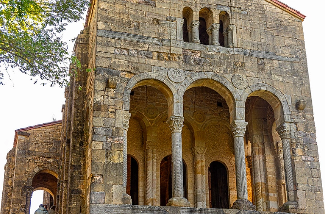 نصب أوفييدو وقصر الأستوريين