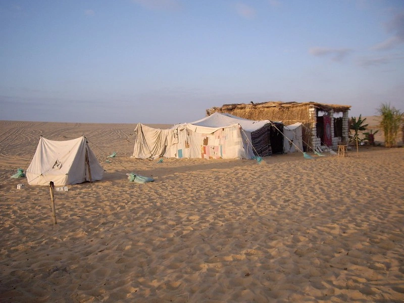 خيم المبيت في الصحراء