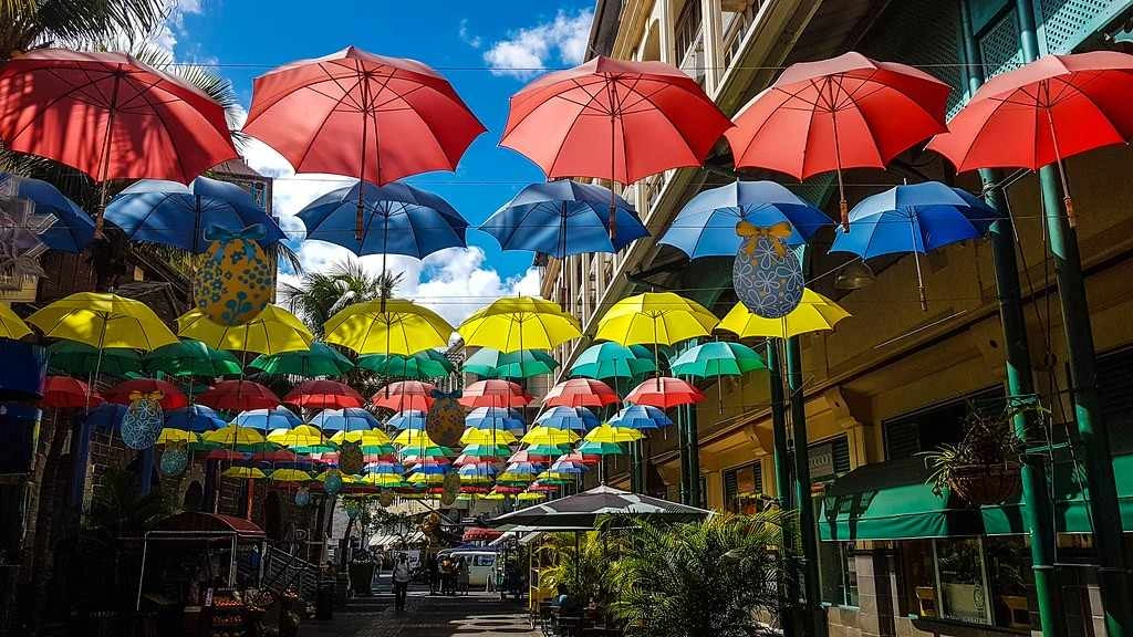 المظلات الملونة في ممشى كودان ووترفرونت في موريشيوس
