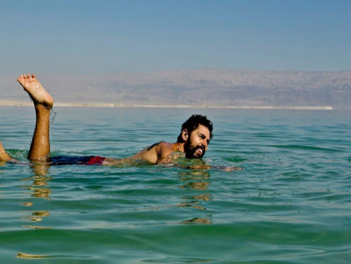 الطفو فوق سطح البحر الميت