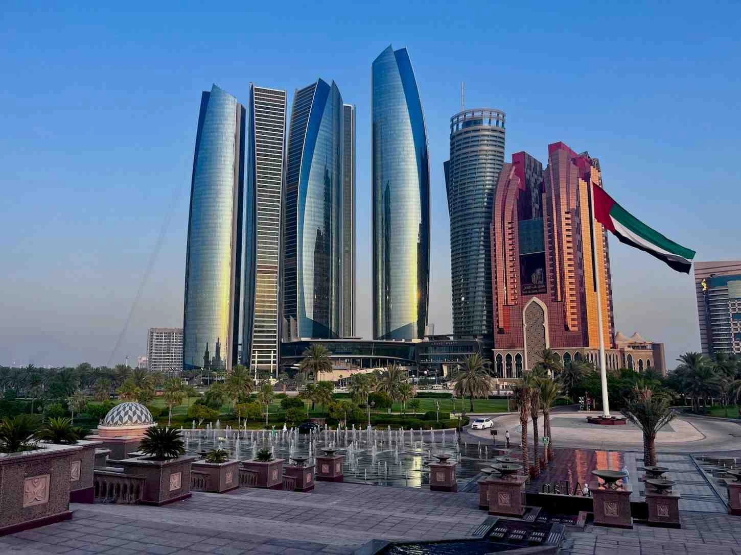 القواعد الجديدة لتأشيرة الإمارات 2025: أبرز التغييرات والمتطلبات