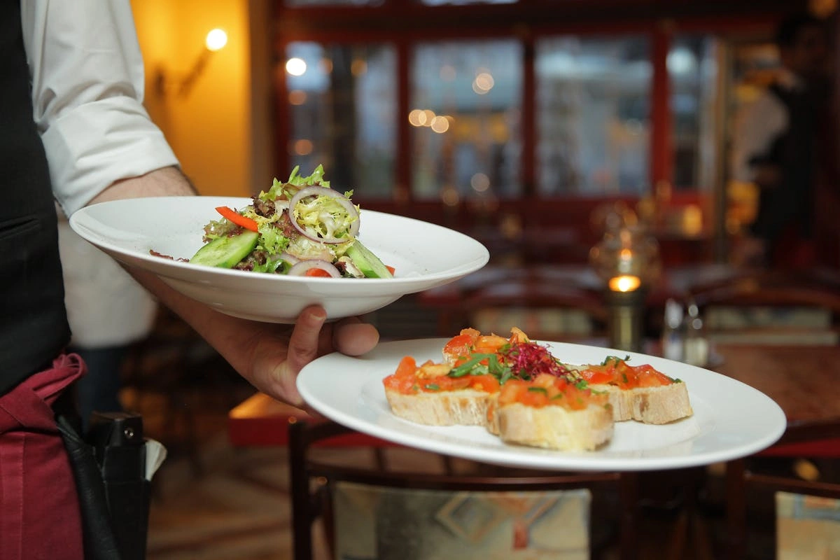 How to Find Good &#038; Authentic Restaurants While Travelling?