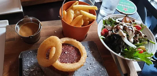 يقدم فندق Br effni Inn Steakhouse And Bar سكناً فاخراً