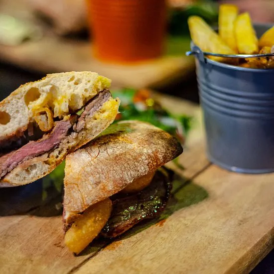 يقدم فندق Br effni Inn Steakhouse And Bar سكناً فاخراً