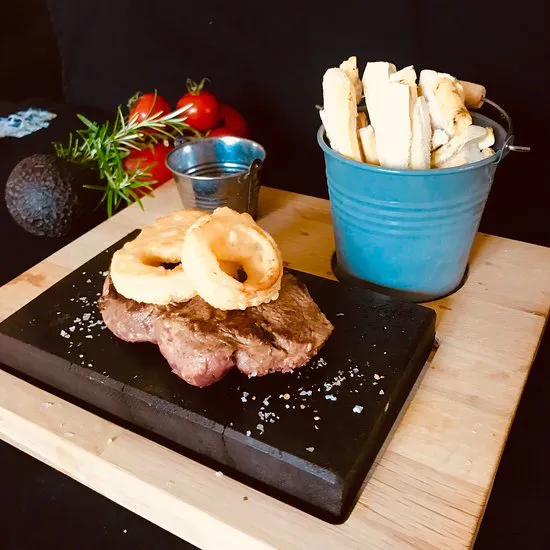 يقدم فندق Br effni Inn Steakhouse And Bar سكناً فاخراً