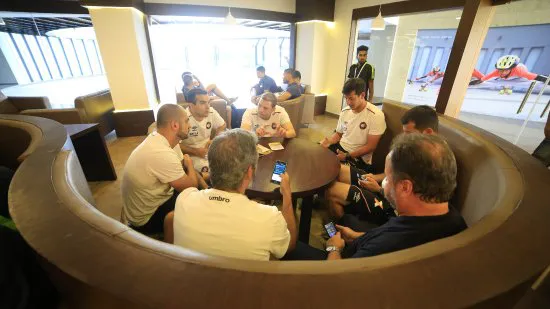 عناق القدح مقهى