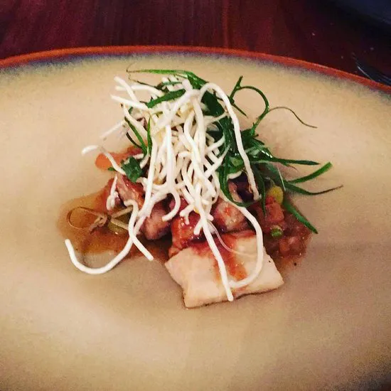 مطعم وبار هنري