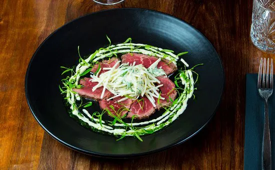 مطعم وبار هنري