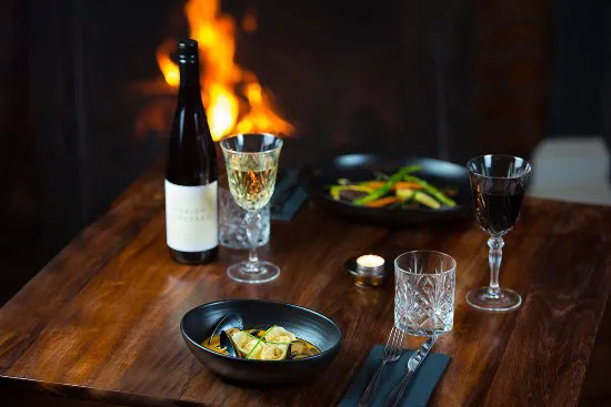 مطعم وبار هنري