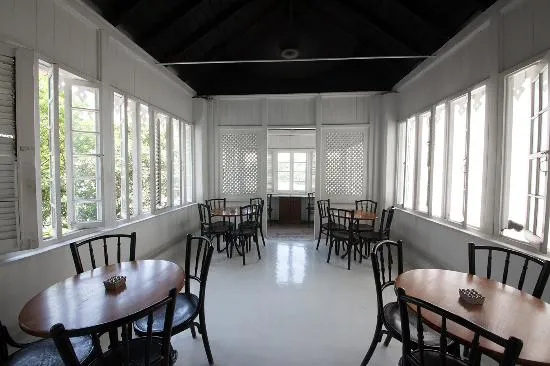 مقهى بارادايس رود