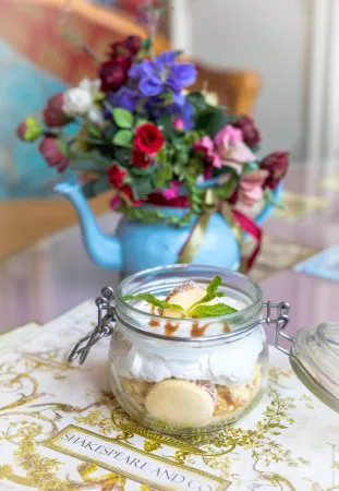 شكسبير اند كو - إزدان مول، الوكرة