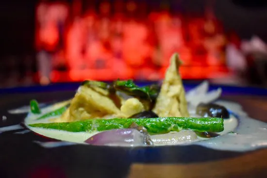 أحمر الباب الآسيوية بيسترو