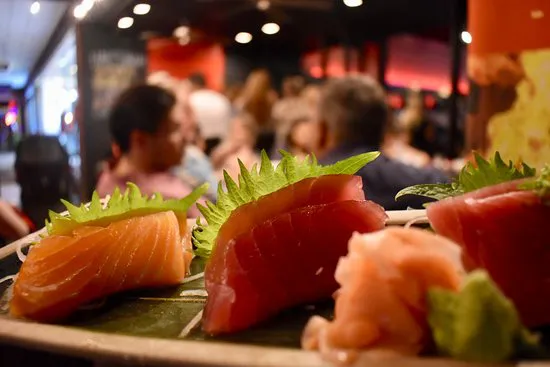 أحمر الباب الآسيوية بيسترو