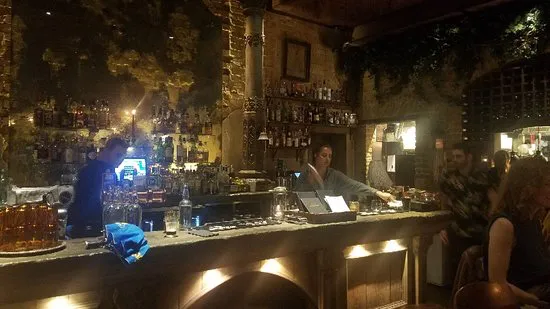 الطابق السفلي في شارع السوق