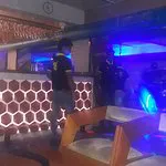 18 مطعم وبار