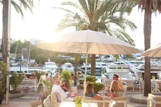 Mia's Boathouse (باللغة الإنجليزية).