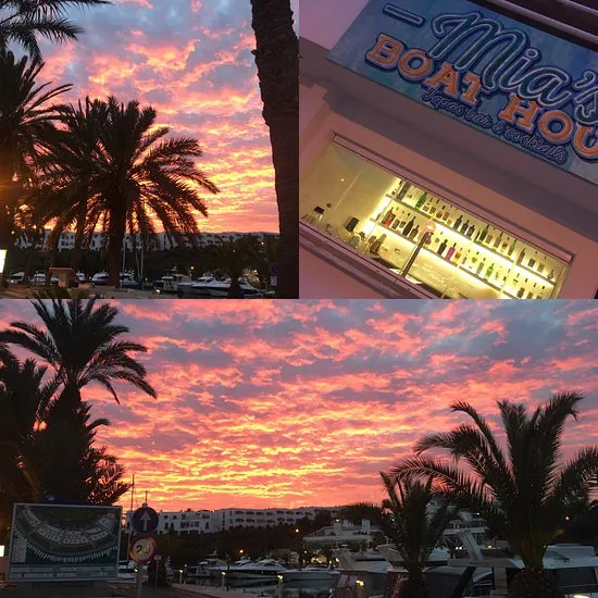 Mia's Boathouse (باللغة الإنجليزية).