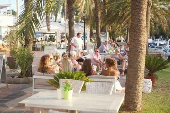 Mia's Boathouse (باللغة الإنجليزية).