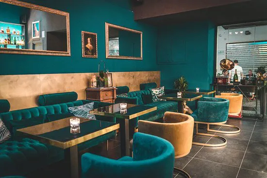 كورنيليا الكوكتيلات وأكثر