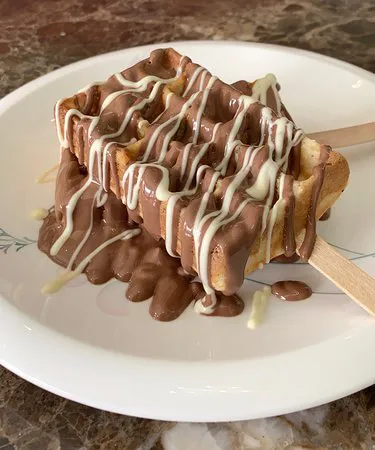 يمي ليشيز كافيه، المحرّق