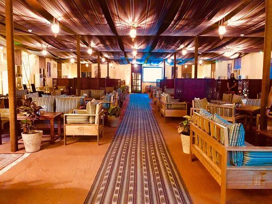 مطعم حمراء، مسقط