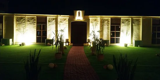 مطعم حمراء، مسقط