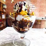 بالإضافة إلى ثمانية واحد مقهى