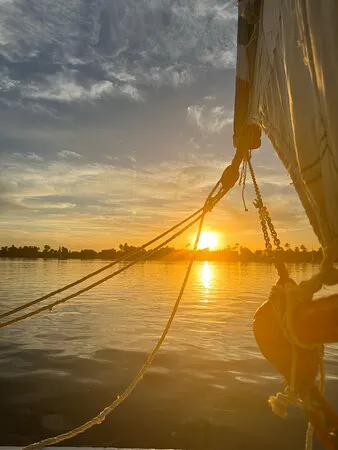 مطعم كوب قهوة شروق الشمس