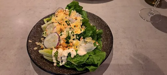 بار النبيذ مفصل والمطبخ