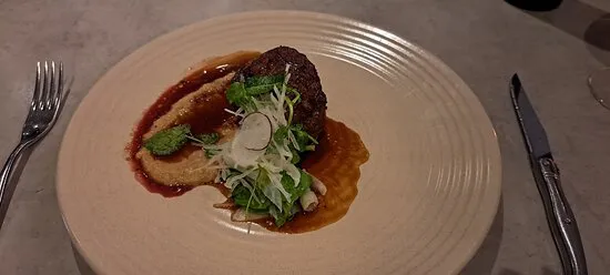 بار النبيذ مفصل والمطبخ