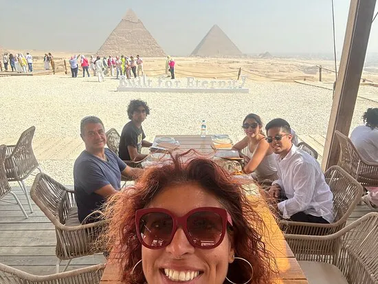 مطعم ٩ بيراميدز لاونج