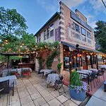 مقهى الأرض المقدسة