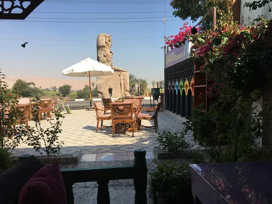 مطعم ومقهى بيت ضيافة ممنون