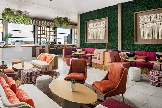 لومين سكاي بار ومطبخ