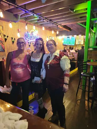 Crazy Craig's Treehouse (باللغة الإنجليزية).