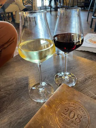 208 النبيذ بار