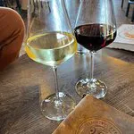 208 النبيذ بار