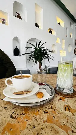 تريو كافيه، فتحية