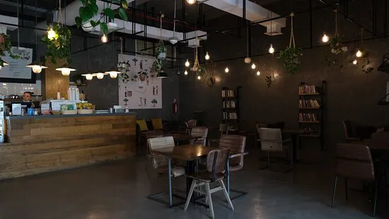 قهوة فلات وايت التخصصية - المدينة التعليمية