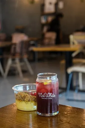 قهوة فلات وايت التخصصية - المدينة التعليمية