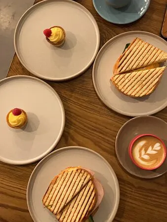 قهوة فلات وايت التخصصية - المدينة التعليمية