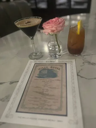 بار ومطعم Iron Rose