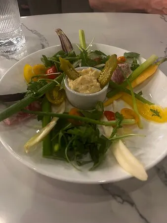 بار ومطعم Iron Rose