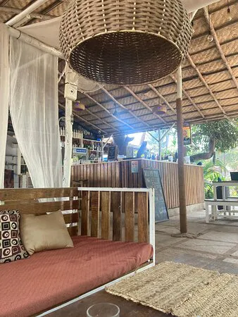 Saltamontes - مقهى وبار الحديقة