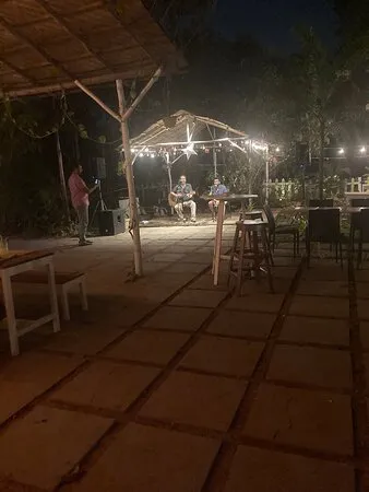 Saltamontes - مقهى وبار الحديقة