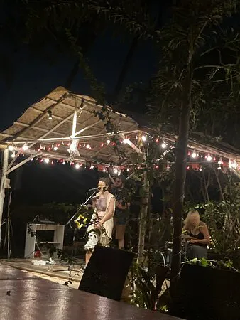 Saltamontes - مقهى وبار الحديقة