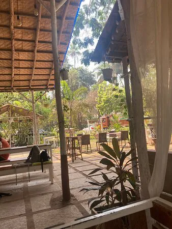 Saltamontes - مقهى وبار الحديقة